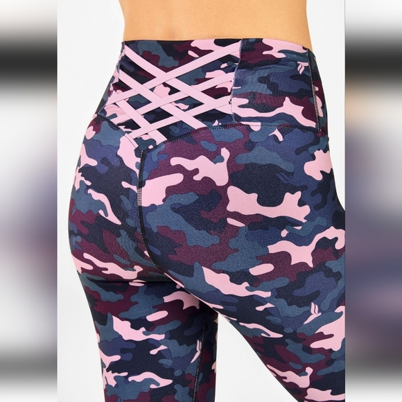 New Fabletics Kessler high waisted strappy 7/8 tight camo print leggings - Picture 2 of 12